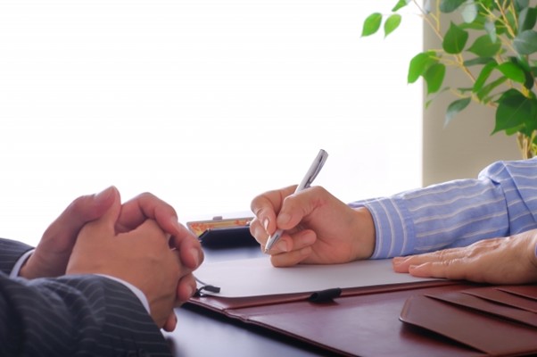 書類に記入するビジネスマン