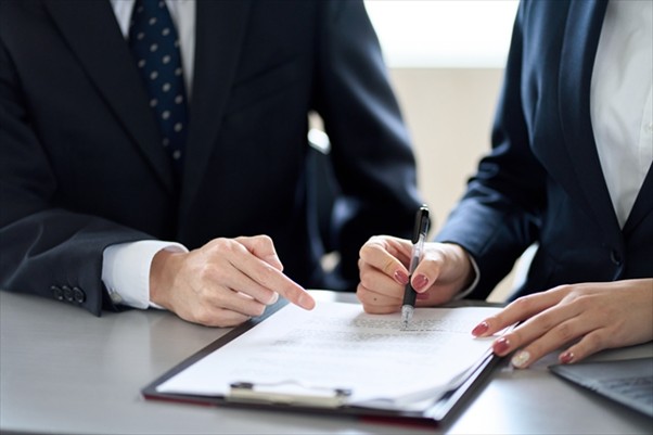 書類を交わすビジネスマン