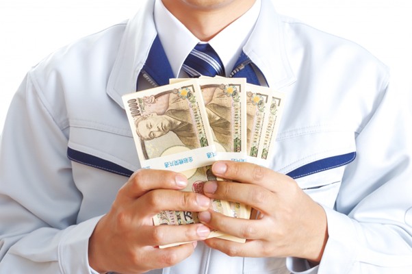 札束を持つ作業服の男性