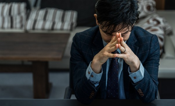 問題を抱えて絶望する男性ビジネスマン