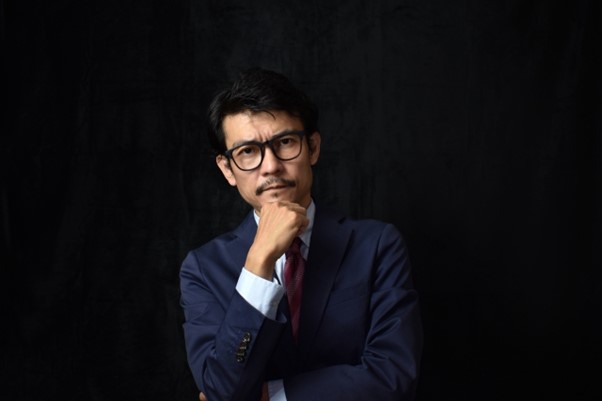 考えるメガネのビジネスマン