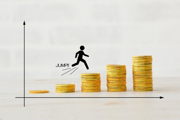 硬貨の上を飛ぶ人