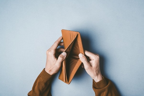 空の財布を持つ手