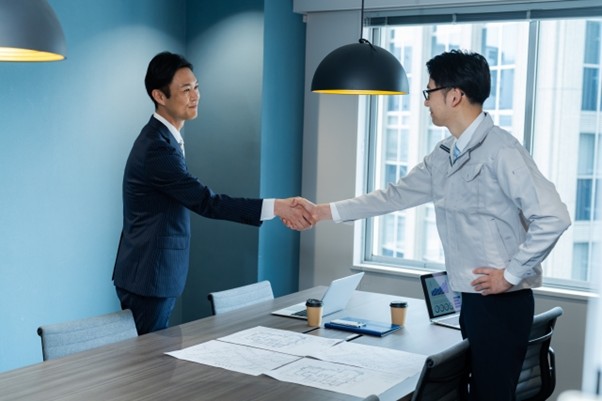 立って握手するビジネスマン