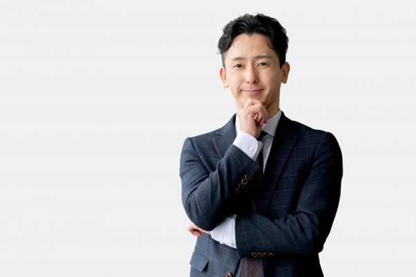 腕を組むビジネスマン