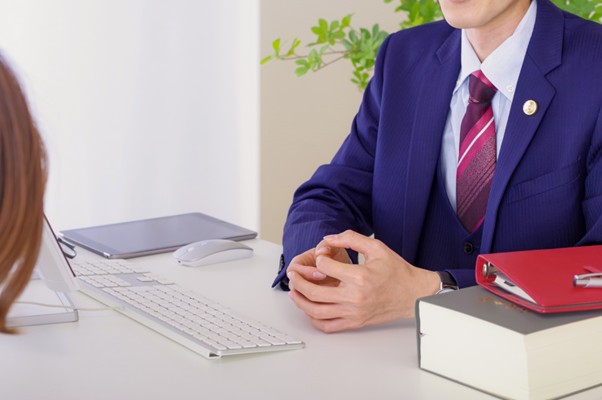 話を聞く弁護士