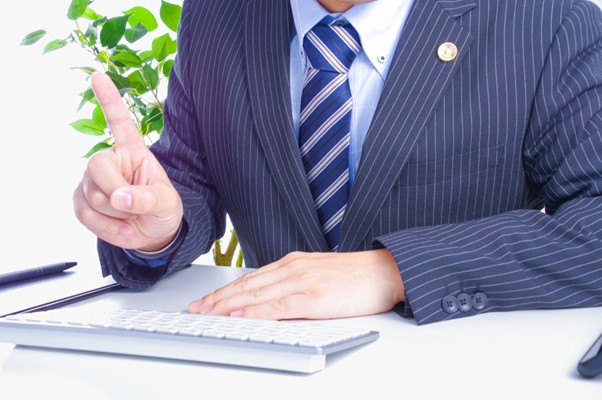 説明する弁護士