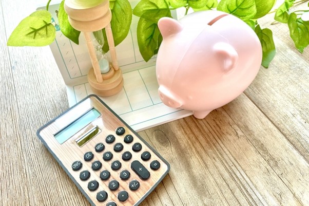 豚の貯金箱と電卓