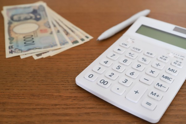 電卓と紙幣
